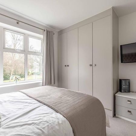 Stylish Home @ Virginia Water Lake & Free Parking Englefield Green Exterior foto