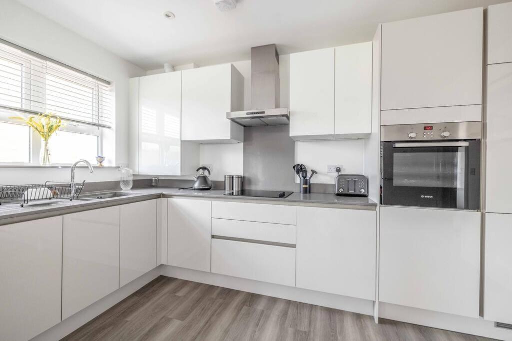Stylish Home @ Virginia Water Lake & Free Parking Englefield Green Exterior foto