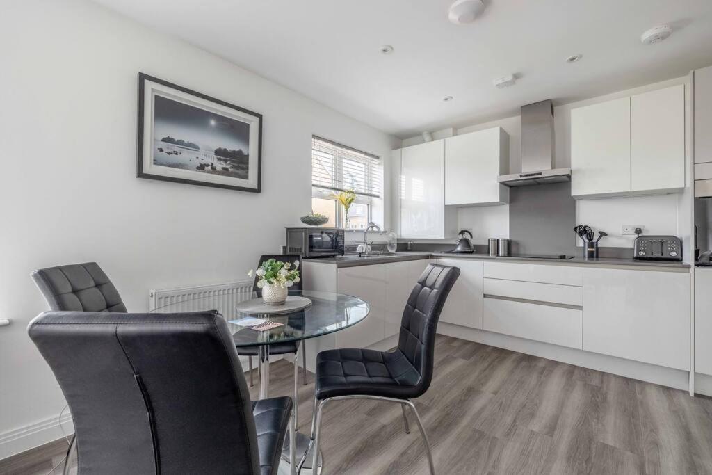 Stylish Home @ Virginia Water Lake & Free Parking Englefield Green Exterior foto