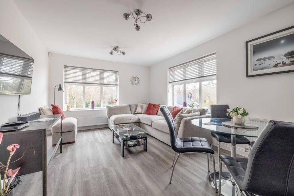 Stylish Home @ Virginia Water Lake & Free Parking Englefield Green Exterior foto