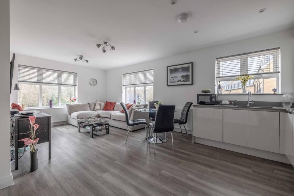 Stylish Home @ Virginia Water Lake & Free Parking Englefield Green Exterior foto