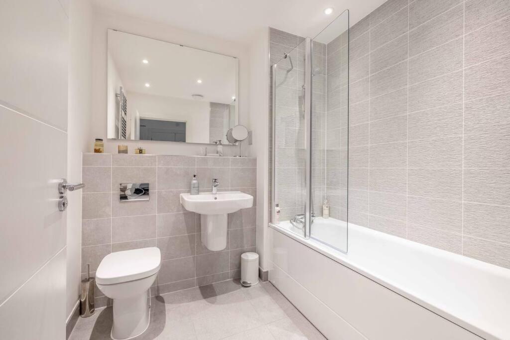 Stylish Home @ Virginia Water Lake & Free Parking Englefield Green Exterior foto