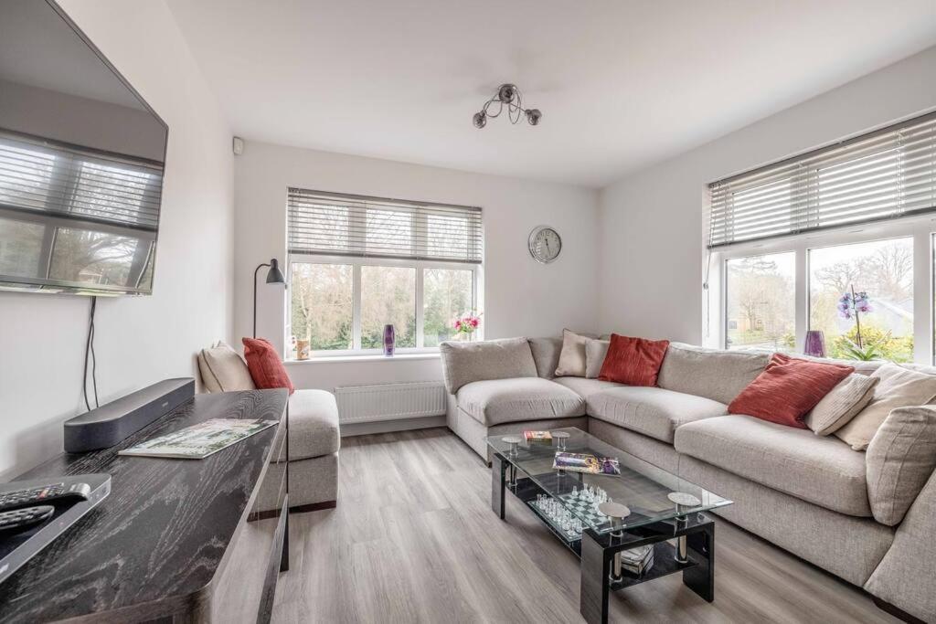Stylish Home @ Virginia Water Lake & Free Parking Englefield Green Exterior foto