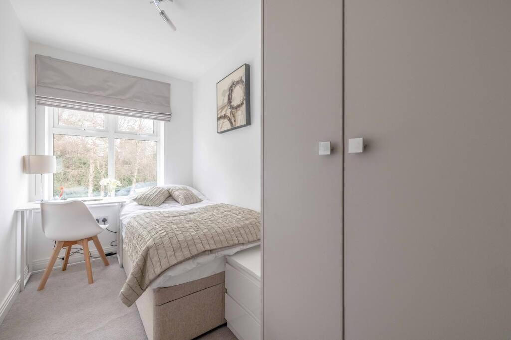 Stylish Home @ Virginia Water Lake & Free Parking Englefield Green Exterior foto
