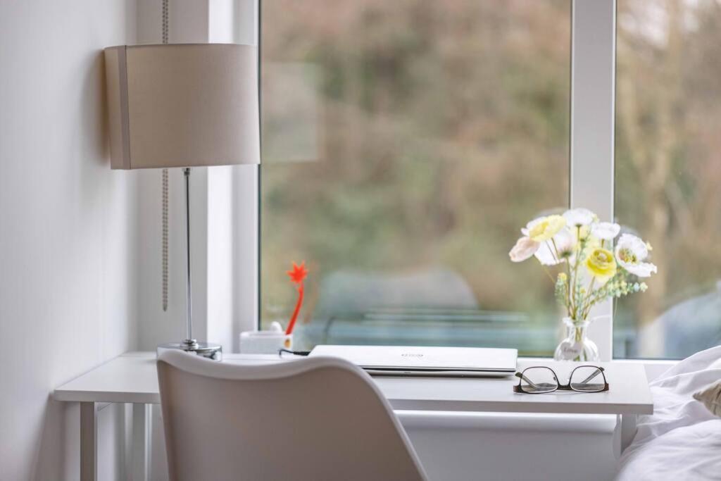 Stylish Home @ Virginia Water Lake & Free Parking Englefield Green Exterior foto