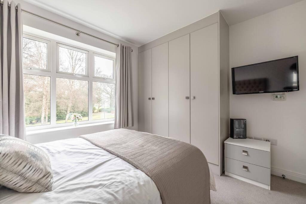 Stylish Home @ Virginia Water Lake & Free Parking Englefield Green Exterior foto