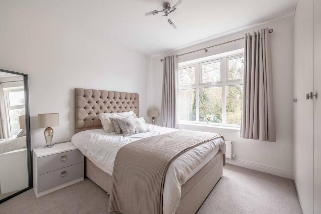 Stylish Home @ Virginia Water Lake & Free Parking Englefield Green Exterior foto